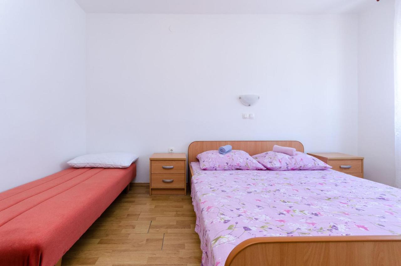 Apartments Ester Lopar Exterior photo