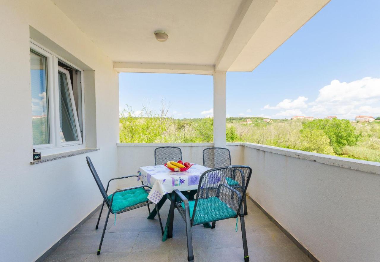 Apartments Ester Lopar Exterior photo