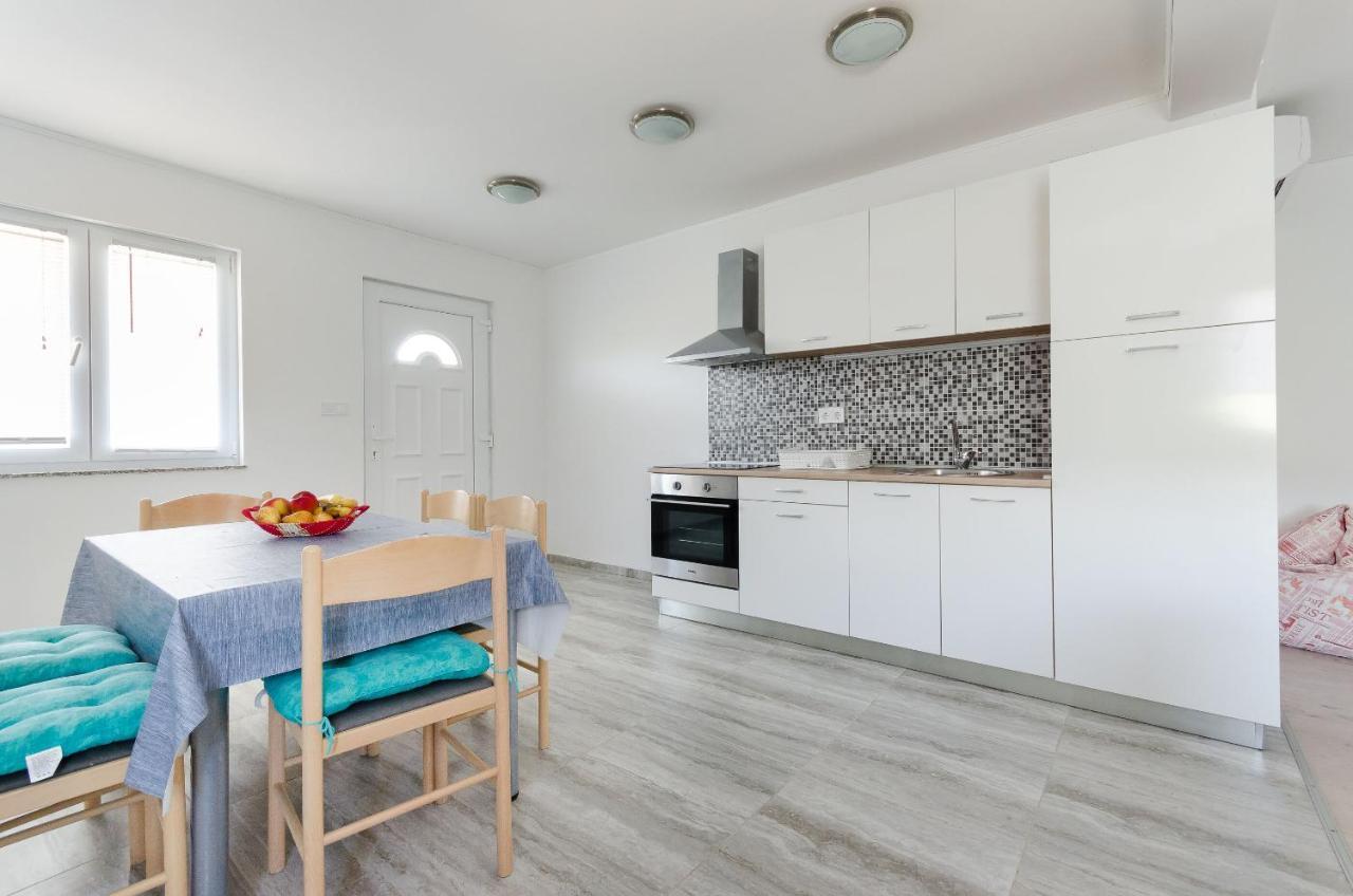Apartments Ester Lopar Exterior photo