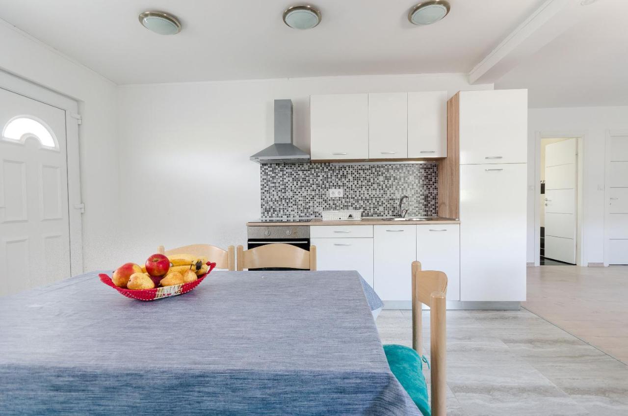 Apartments Ester Lopar Exterior photo