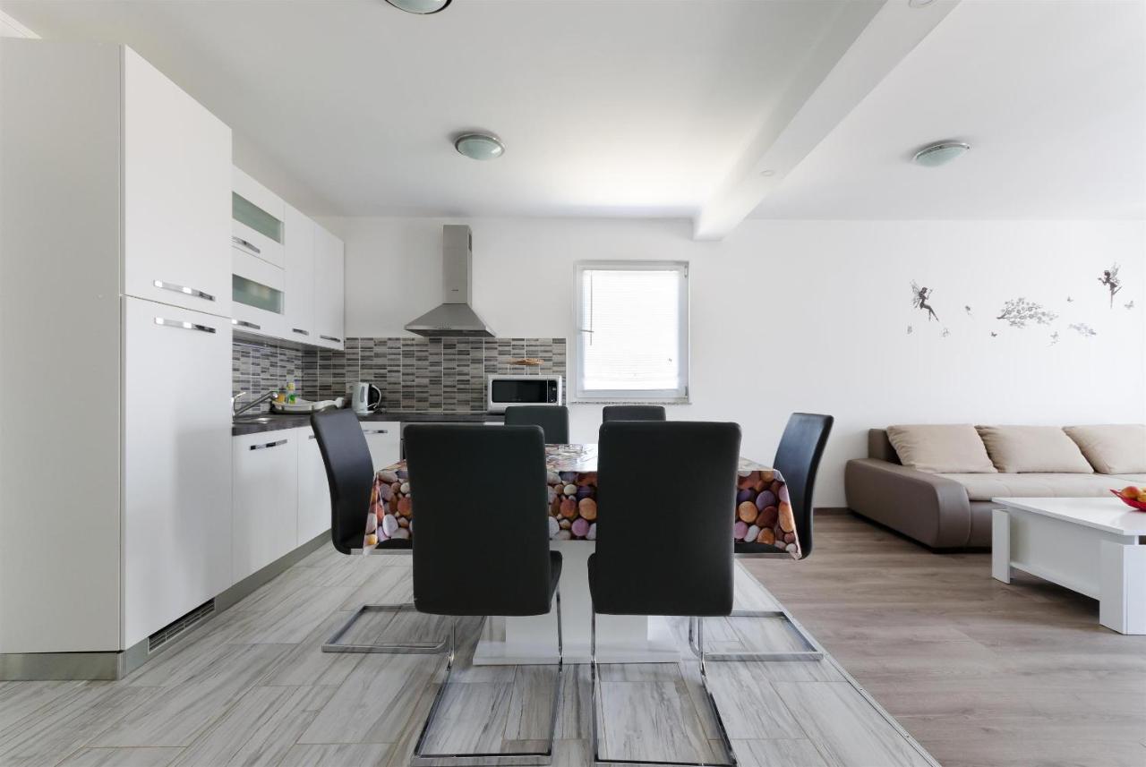 Apartments Ester Lopar Exterior photo