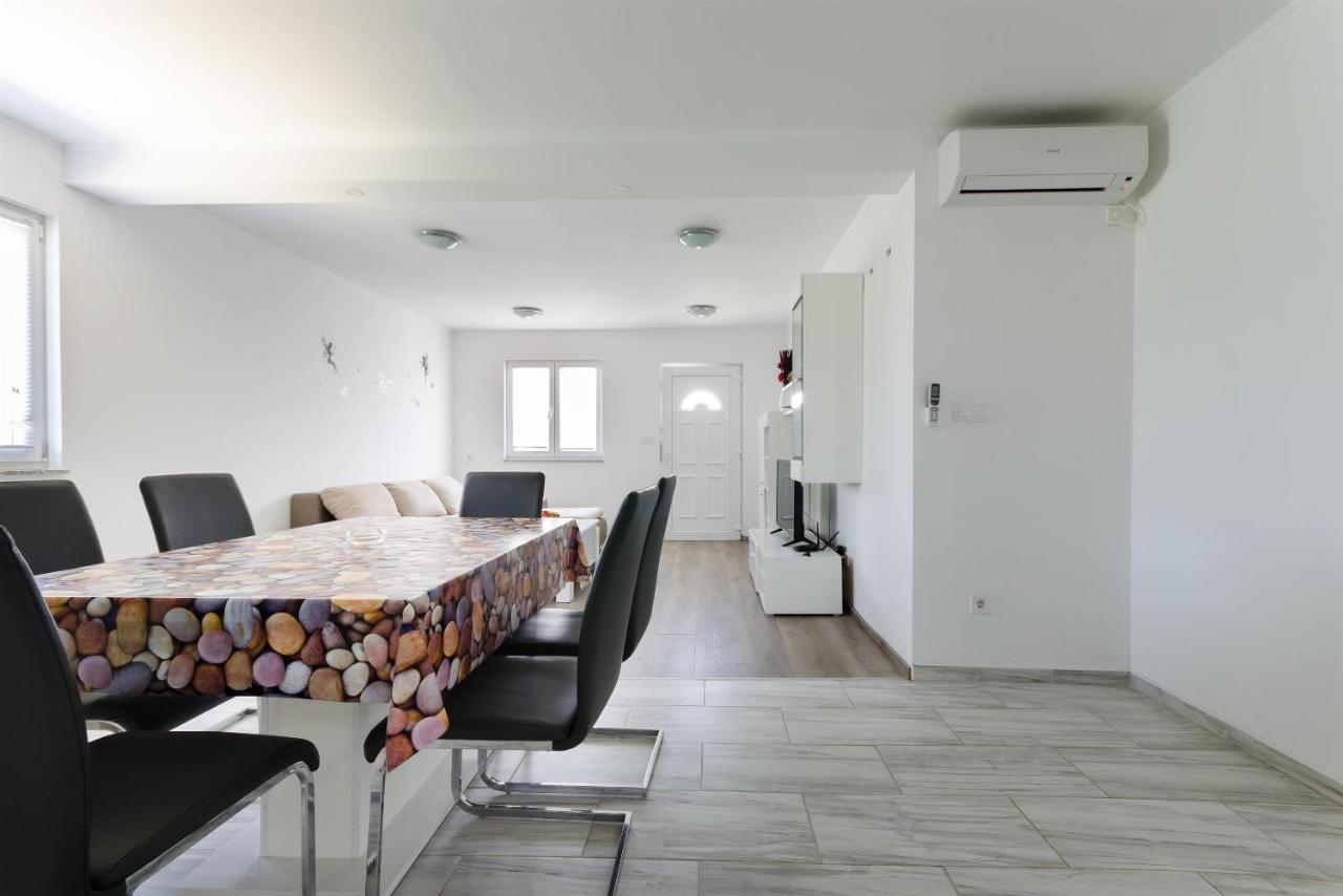 Apartments Ester Lopar Exterior photo